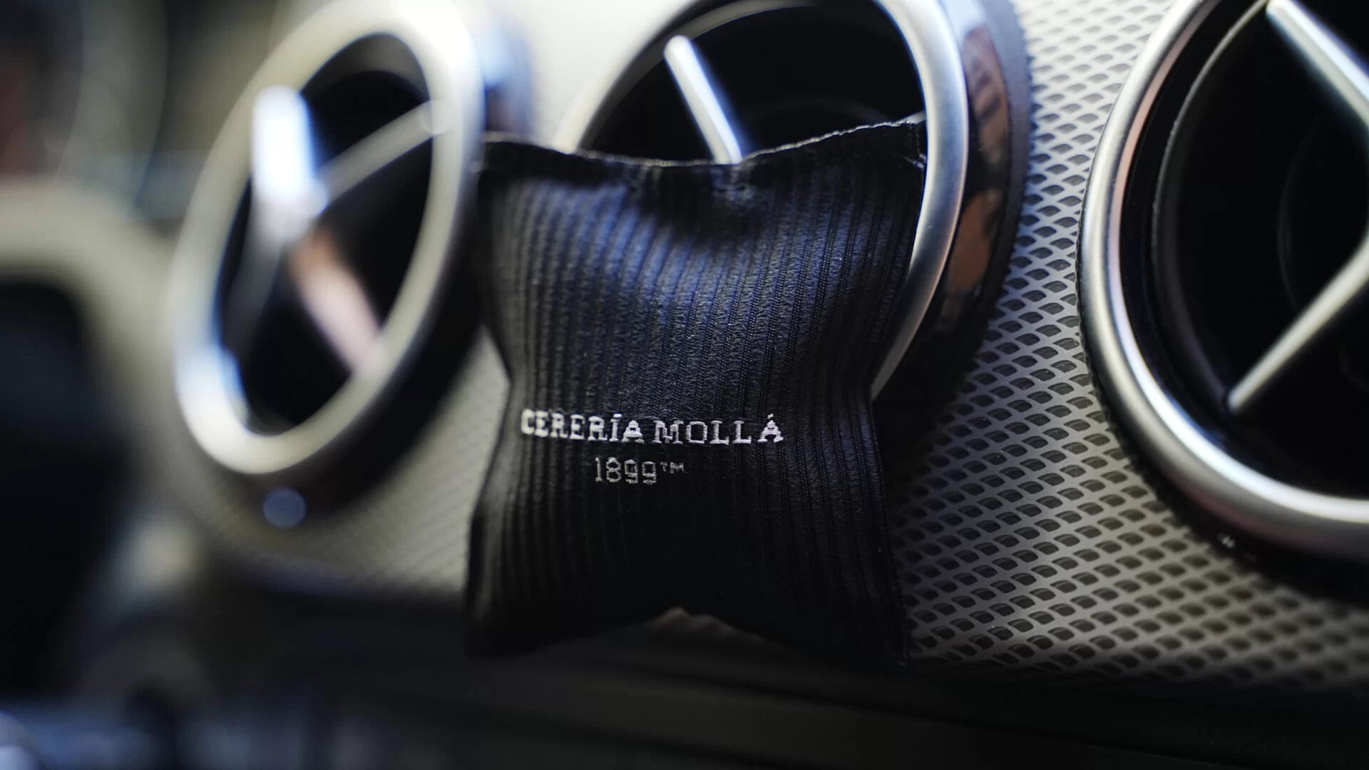 معطّر سيارة AMBER & SANDALWOOD