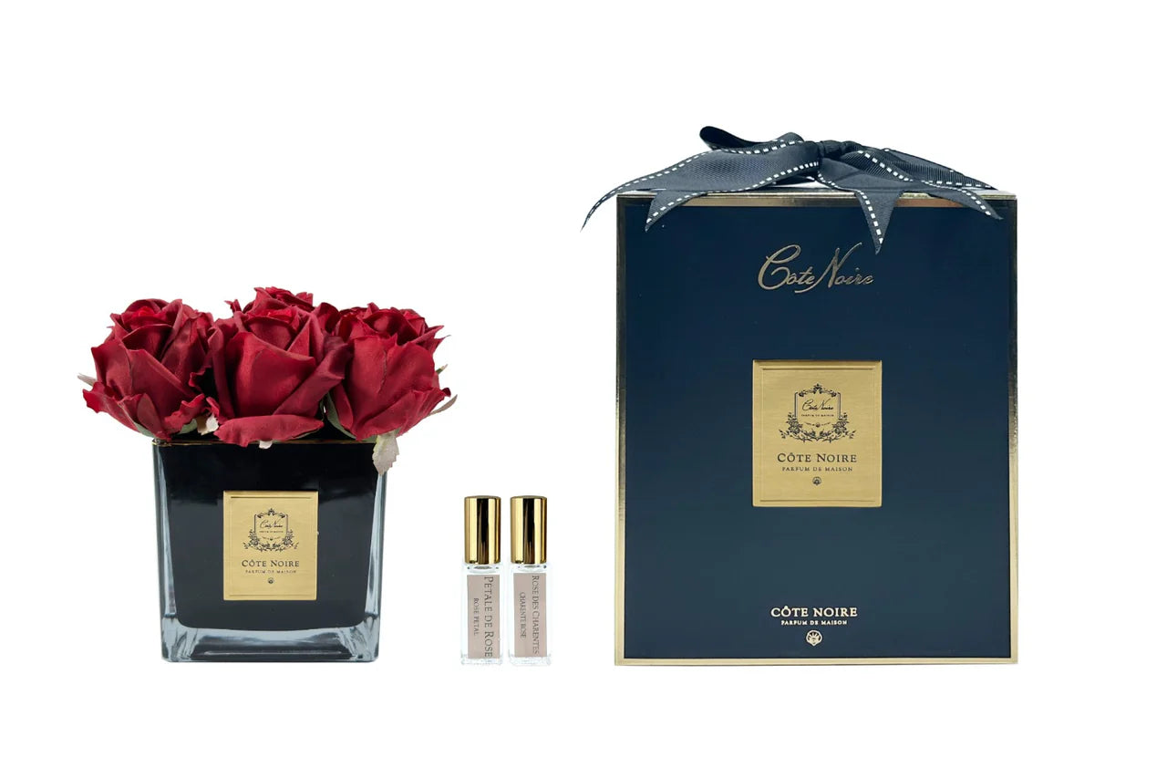 9 وردات حمراء في وعاء مربّع أسود