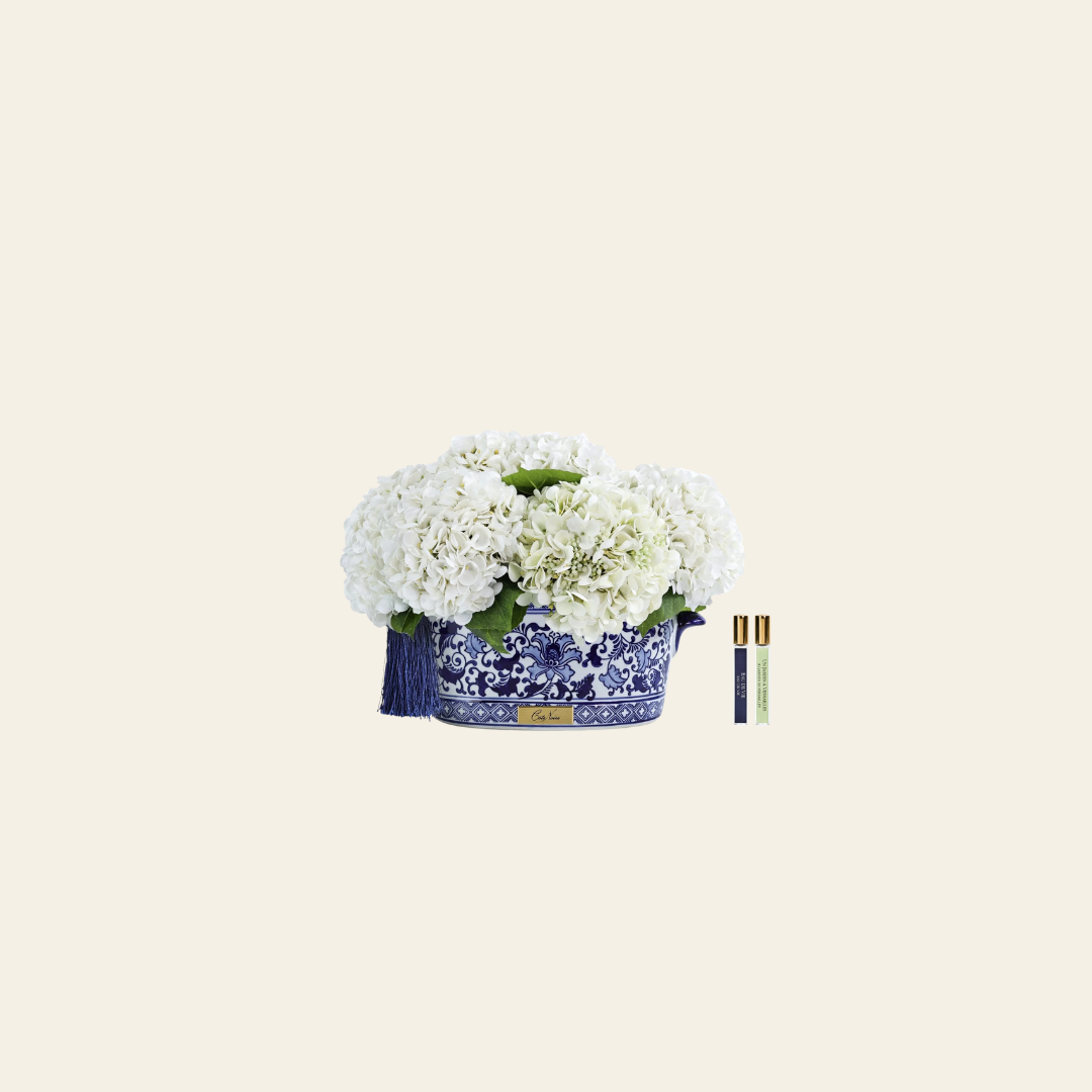تنسيق زهور Hydrangea فاخر في مزهرية Chinoiserie بيضاء كبيرة